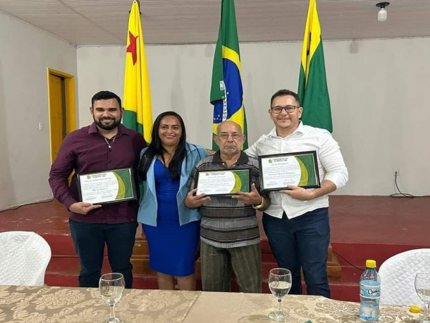 Câmara de vereadores de Mâncio Lima homenageia cidadãos que contribuíram para o desenvolvimento da cidade